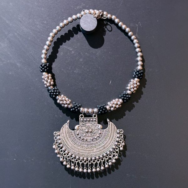 Collana in metallo e corallini neri